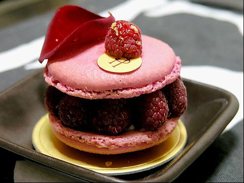 Pierre制作的甜品精致如珠宝，得过MOF大奖，l’ispahan, chuao巧克力塔都是其代表作，