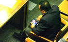 印尼反AV议员，议会上看AV视频